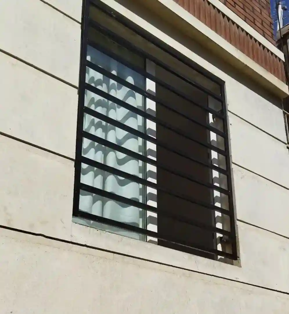 حفاظ نرده ای برای طبقات پایین ساختمان ها حفاظ نرده ای برای طبقات پایین ساختمان ها