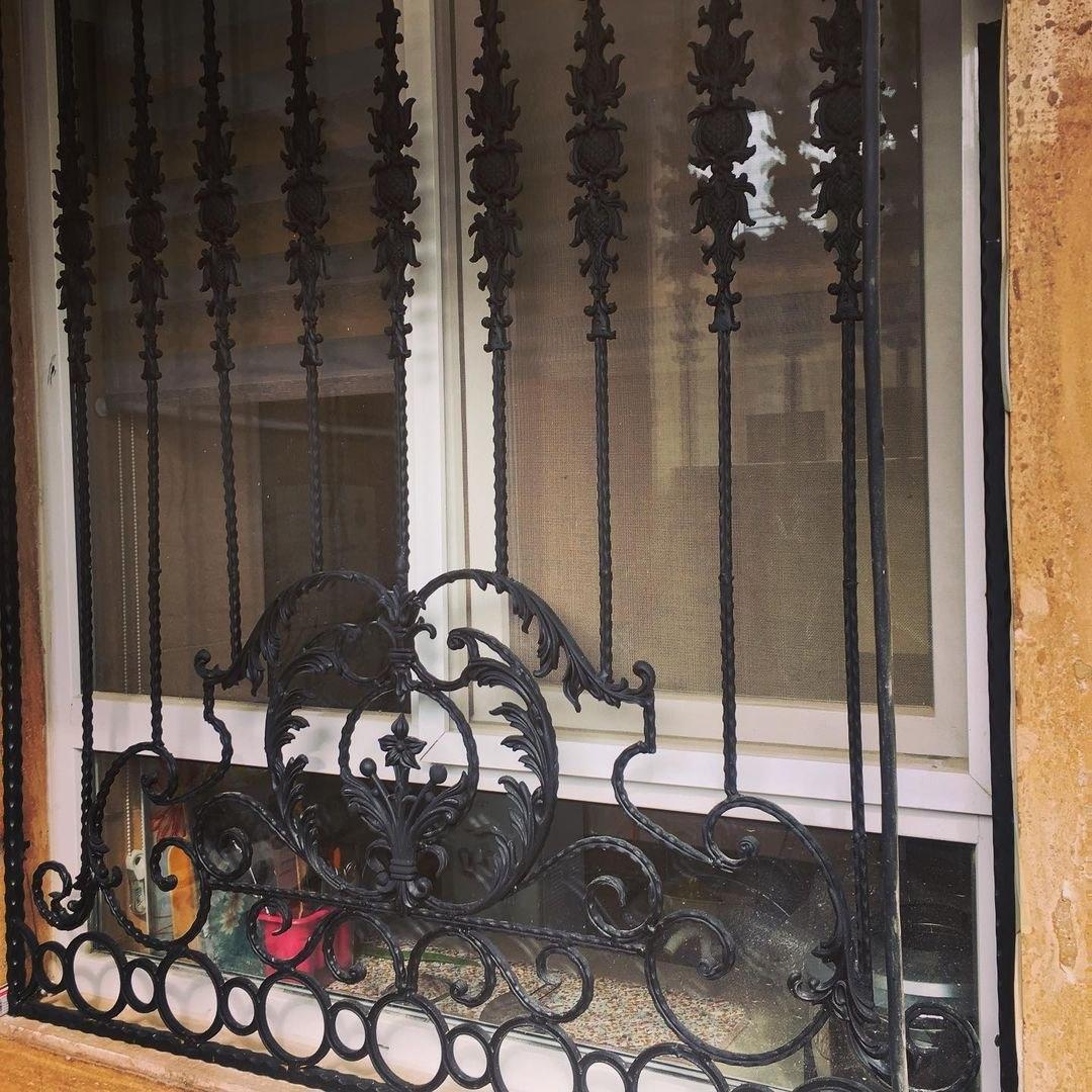 عکس حفاظ پنجره آهنی