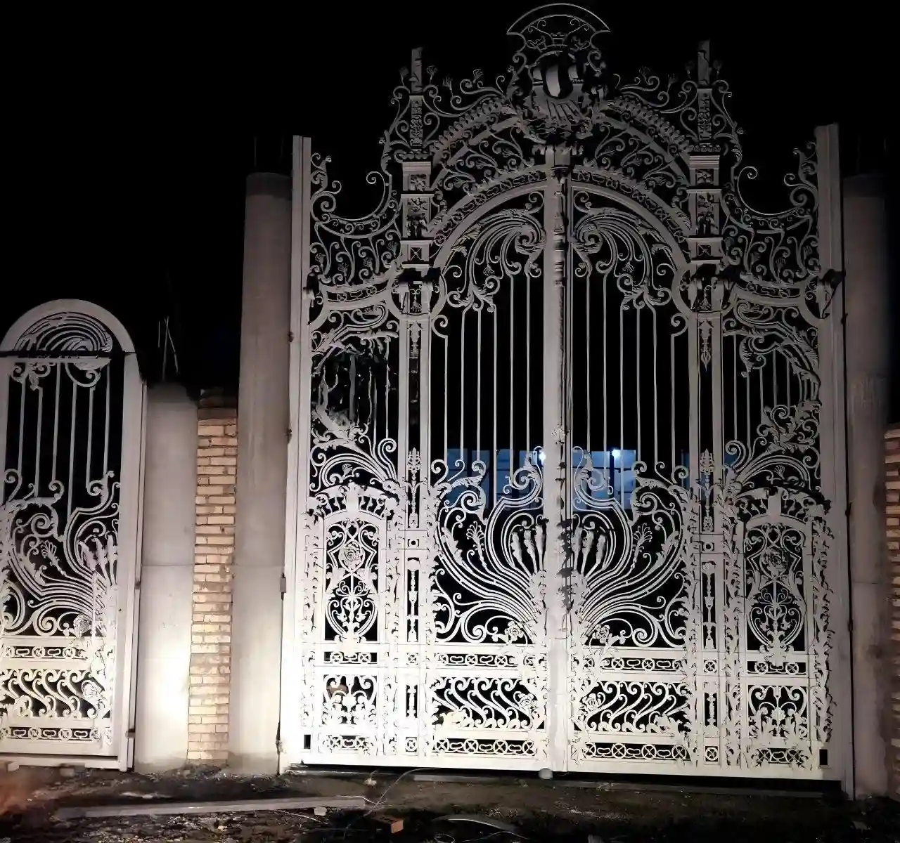 تفاوت درب الیزه فرفورژه ورودی ماشین رو و نفر رو تفاوت درب الیزه فرفورژه ورودی ماشین رو و نفر رو