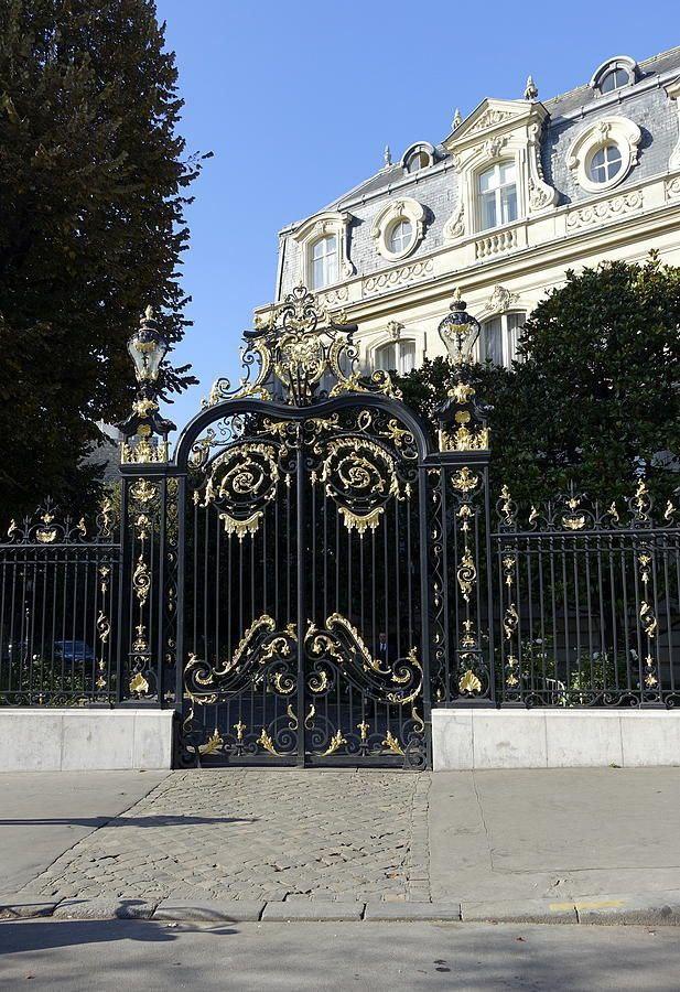 درب حیاط آهنی تاج دار