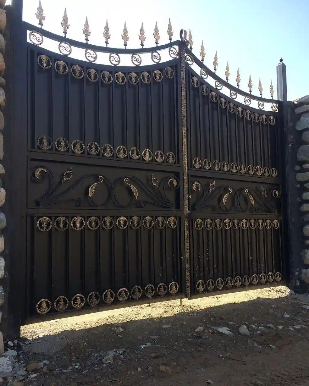 انواع درب حیاط ویلایی: از مدرن تا کلاسیک انواع درب حیاط ویلایی: از مدرن تا کلاسیک