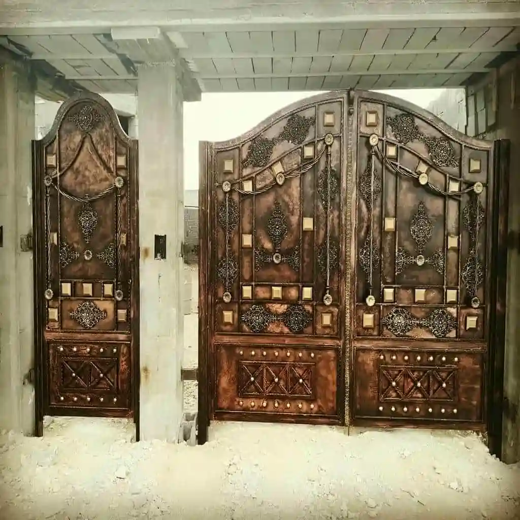 نصب درب فرفورژه ورودی پارکینگ ساختمان دولنگه