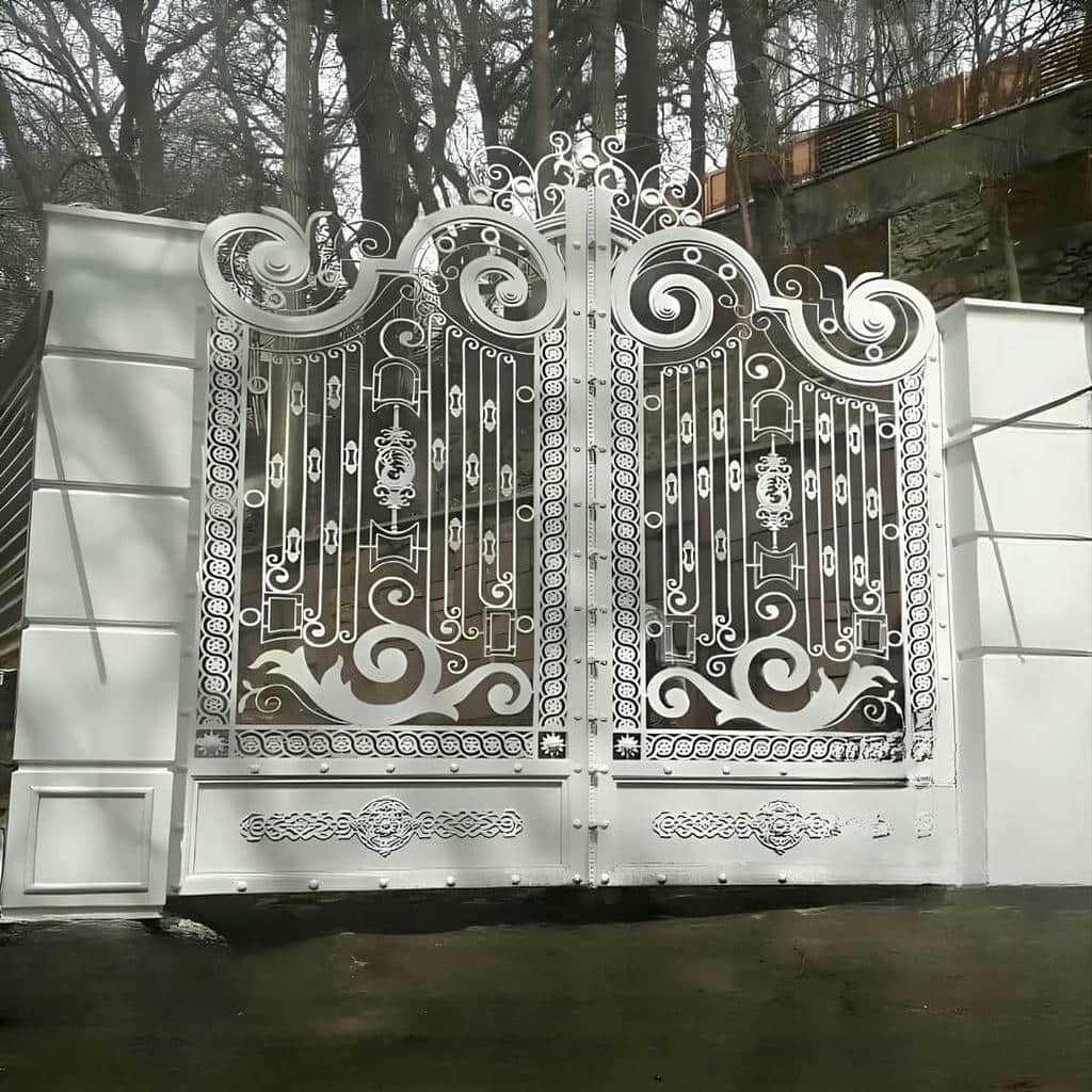 نصب درب فلزی نگین در ورودی باغ