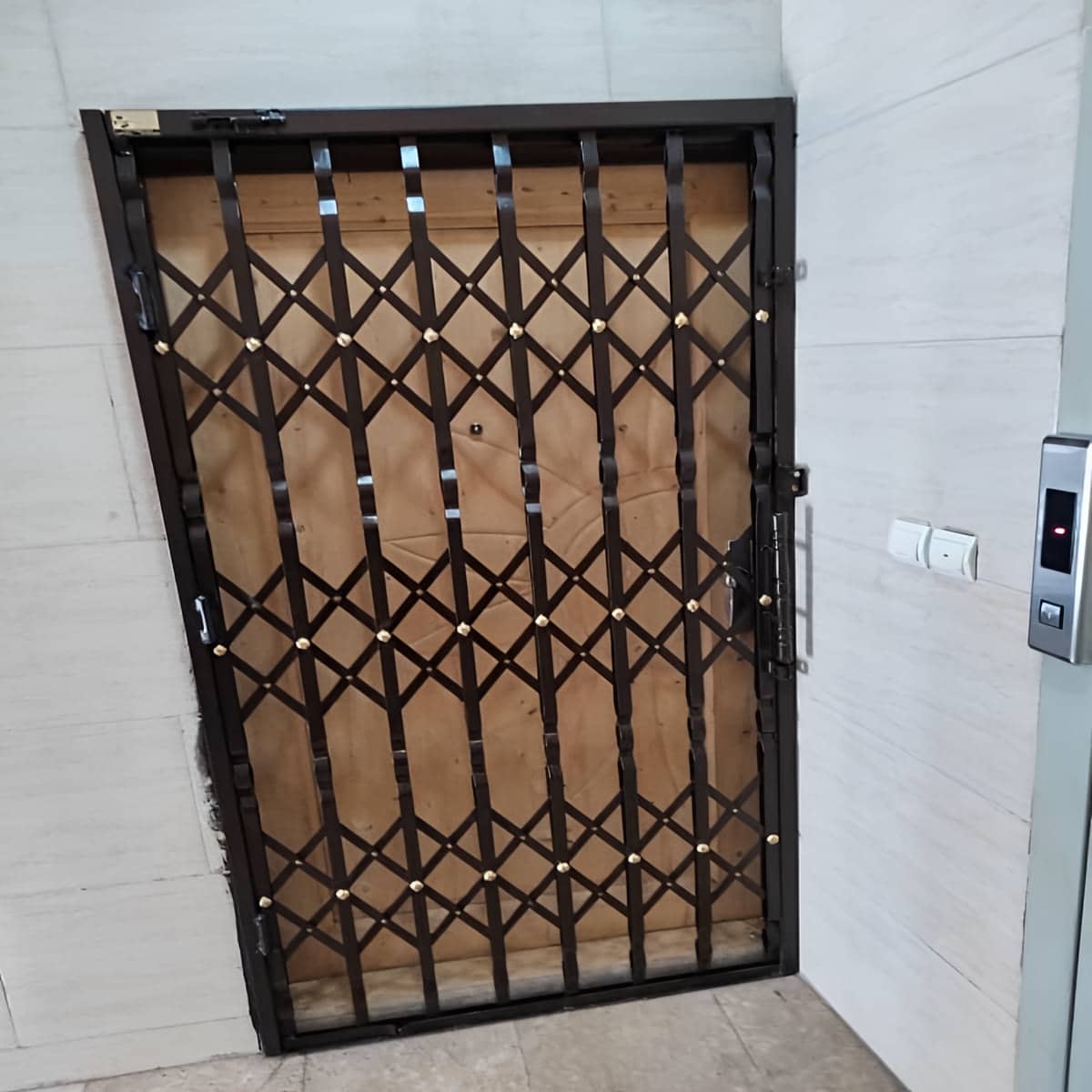 درب آکاردئونی در تبریز