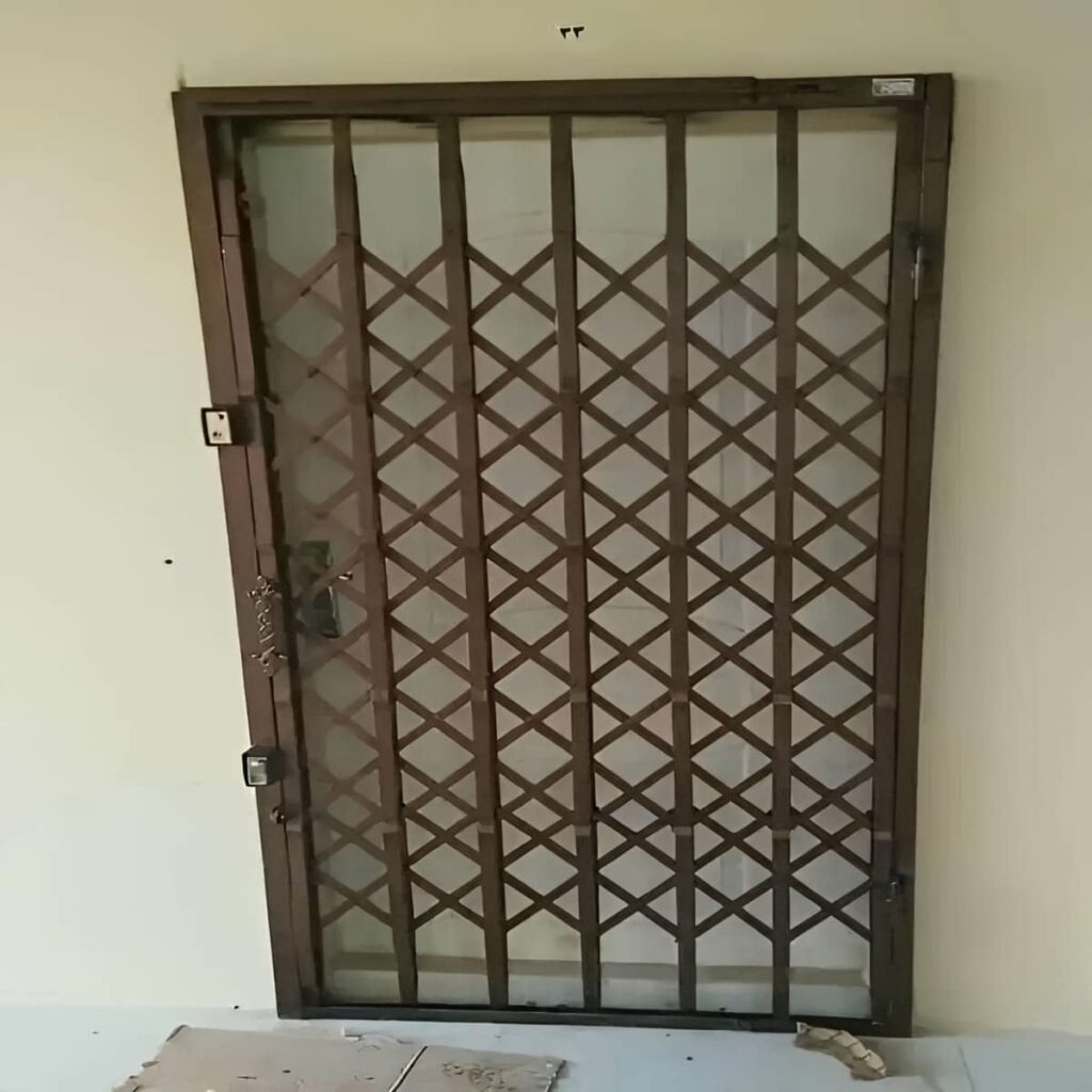 درب آکاردئونی در بوشهر