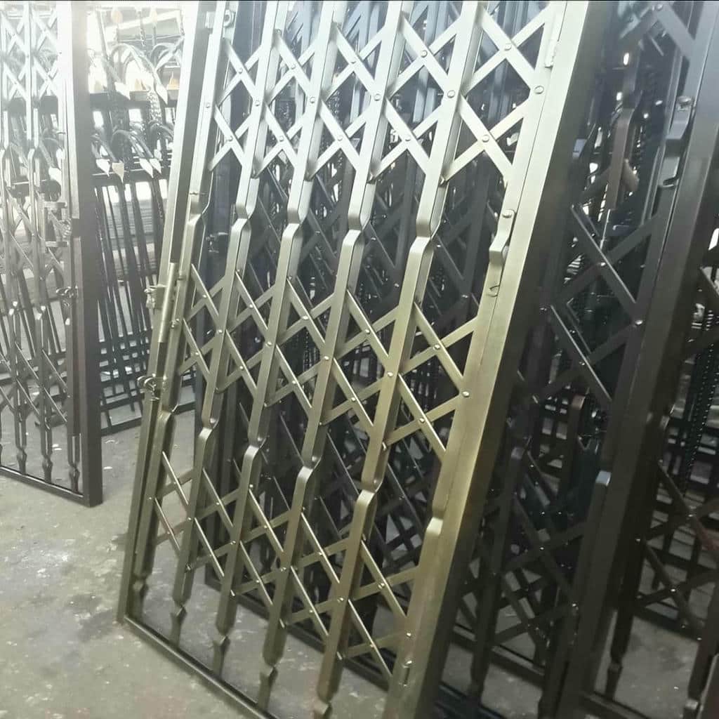 درب آکاردئونی در بندر چابهار