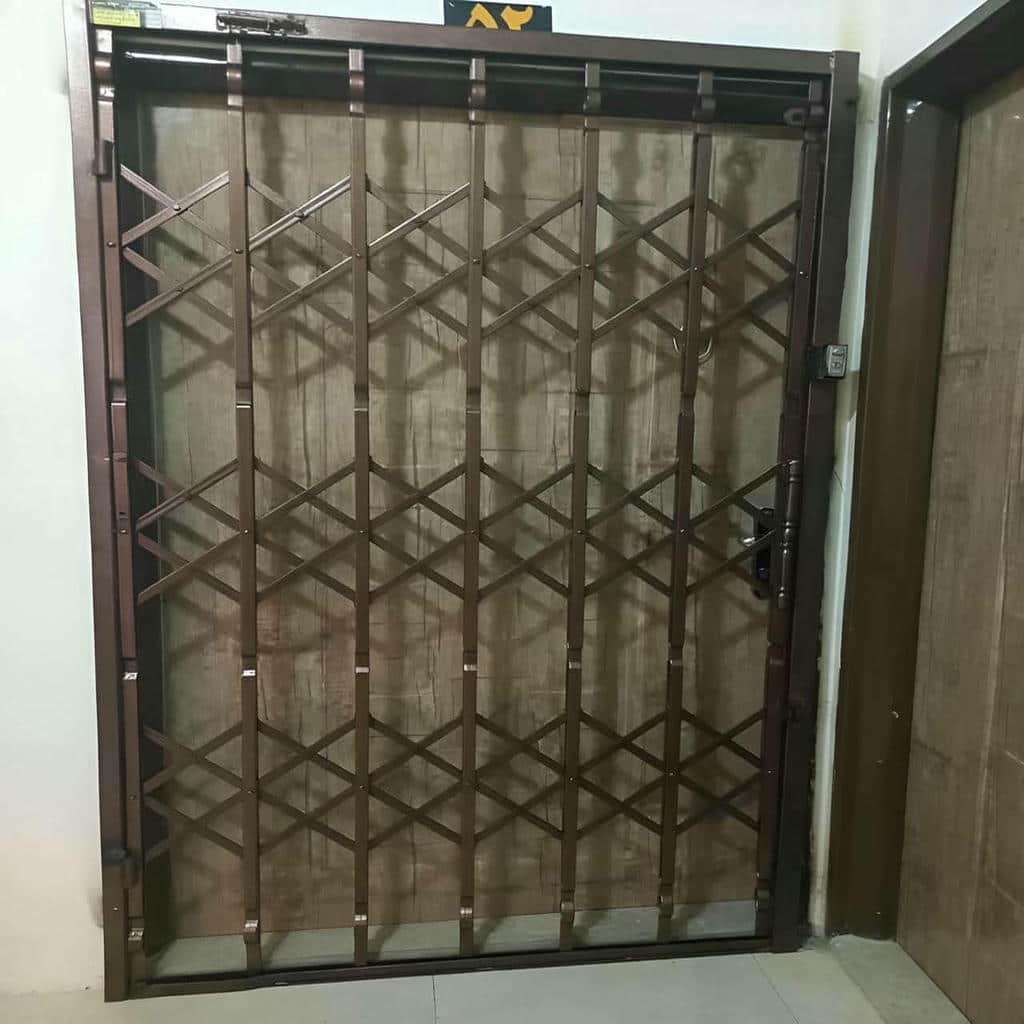 درب آکاردئونی در بندر لنگه