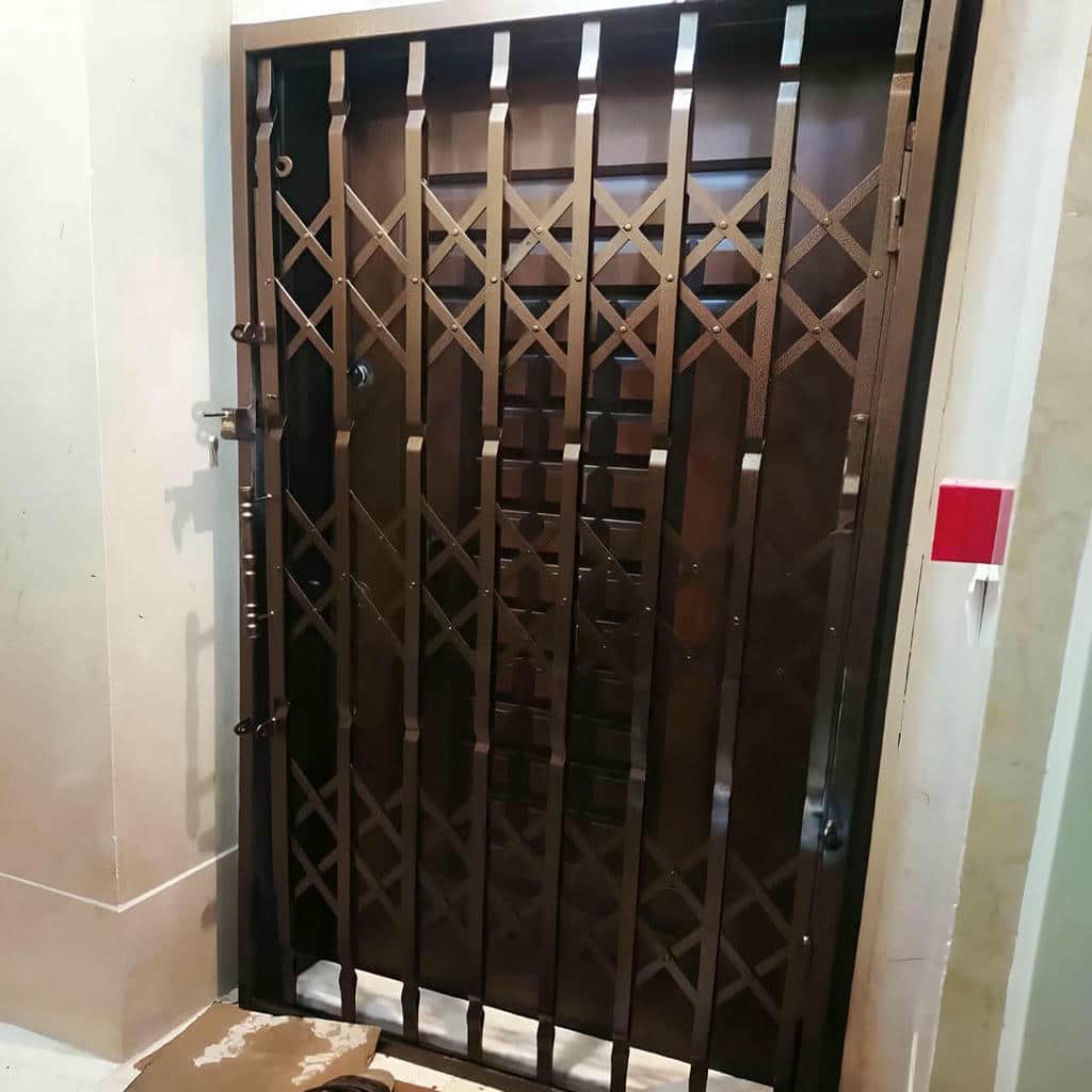 درب آکاردئونی در بندر انزلی