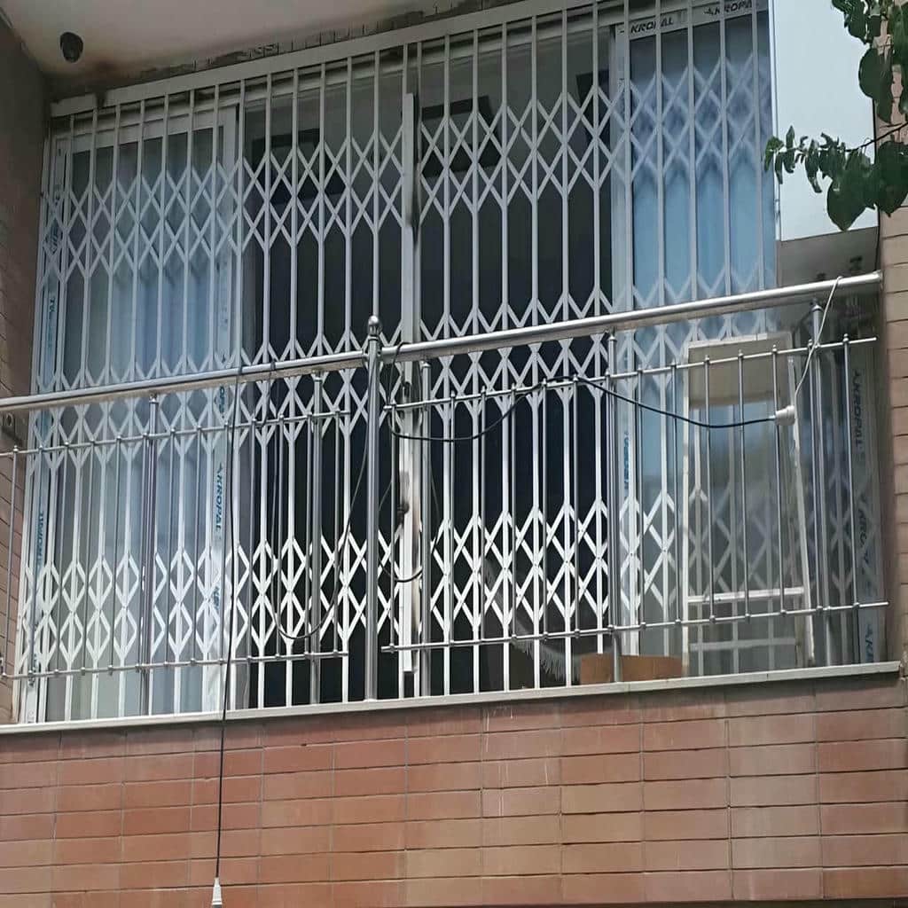 درب آکاردئونی در نیشابور