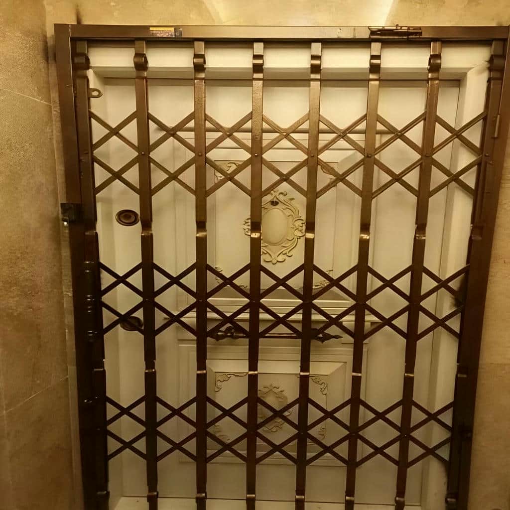 درب آکاردئونی در قزوین