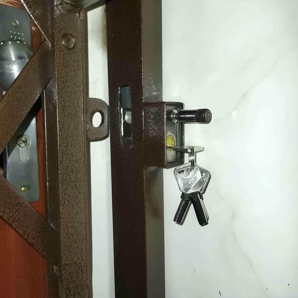 نصب درب آکاردئونی قفل ایمن در شهریار
