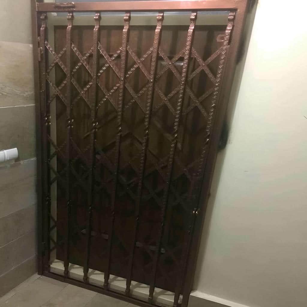 درب آکاردئونی در رشت