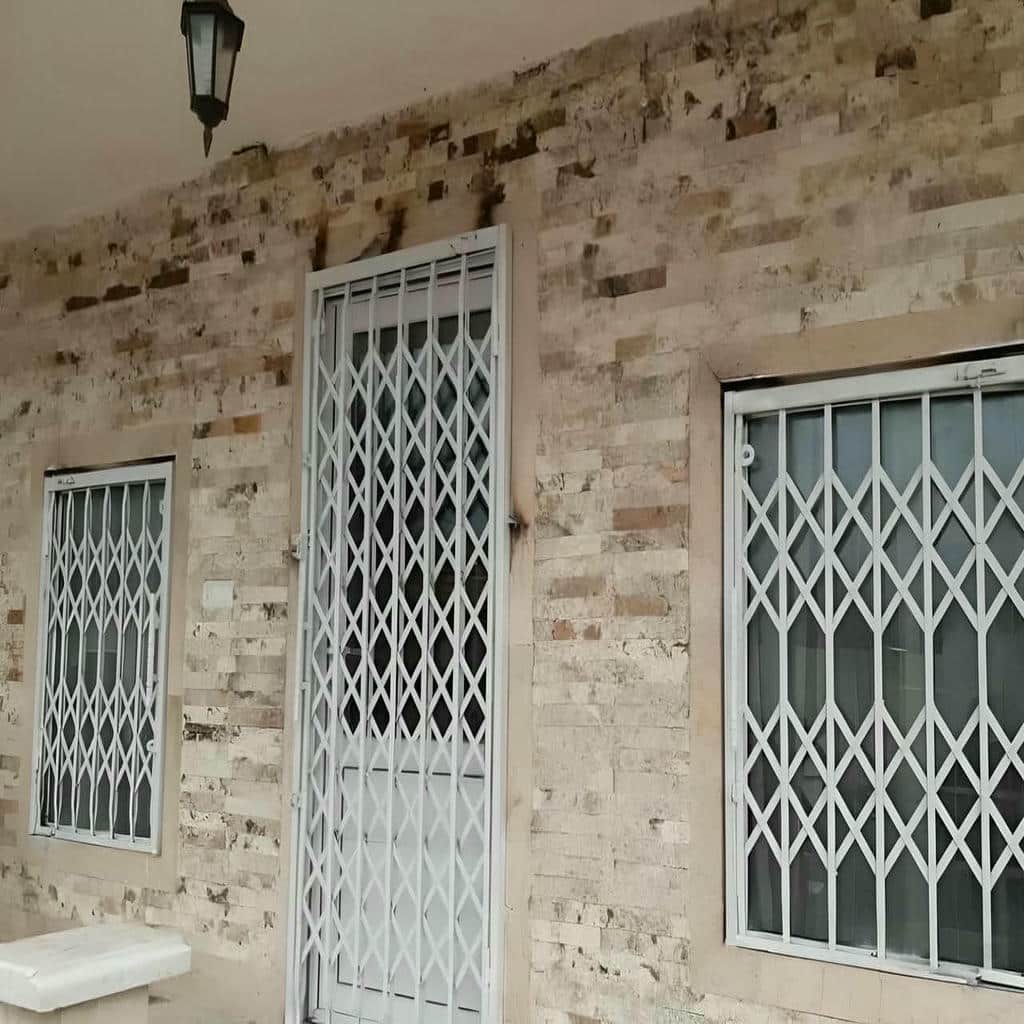 درب آکاردئونی در باغ عباس‌آباد