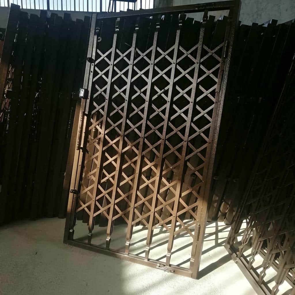 درب آکاردئونی در سنندج
