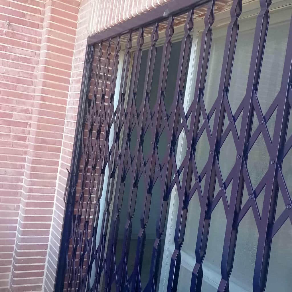 نصب درب آکاردئونی ضدسرقت در چالوس