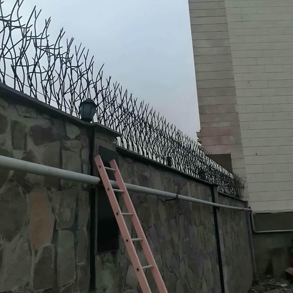 نصب نرده شاخ گوزنی دیوار ساختمان در کاشان