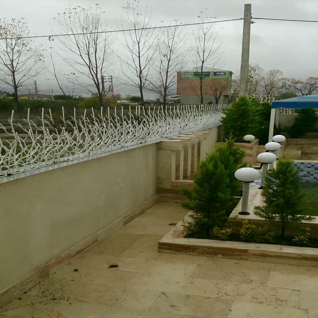 نصب نرده شاخ گوزنی ارتفاع دیوار در بندر چابهار