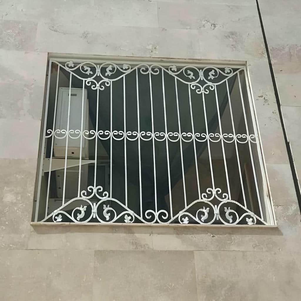 نصب نرده حفاظ پشت پنجره بازشو در شهرکرد