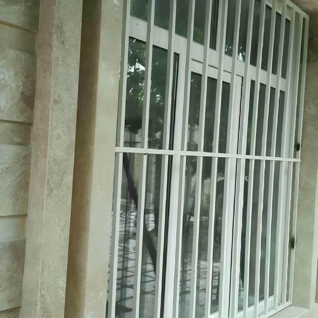نرده حفاظ پشت پنجره در سیرجان