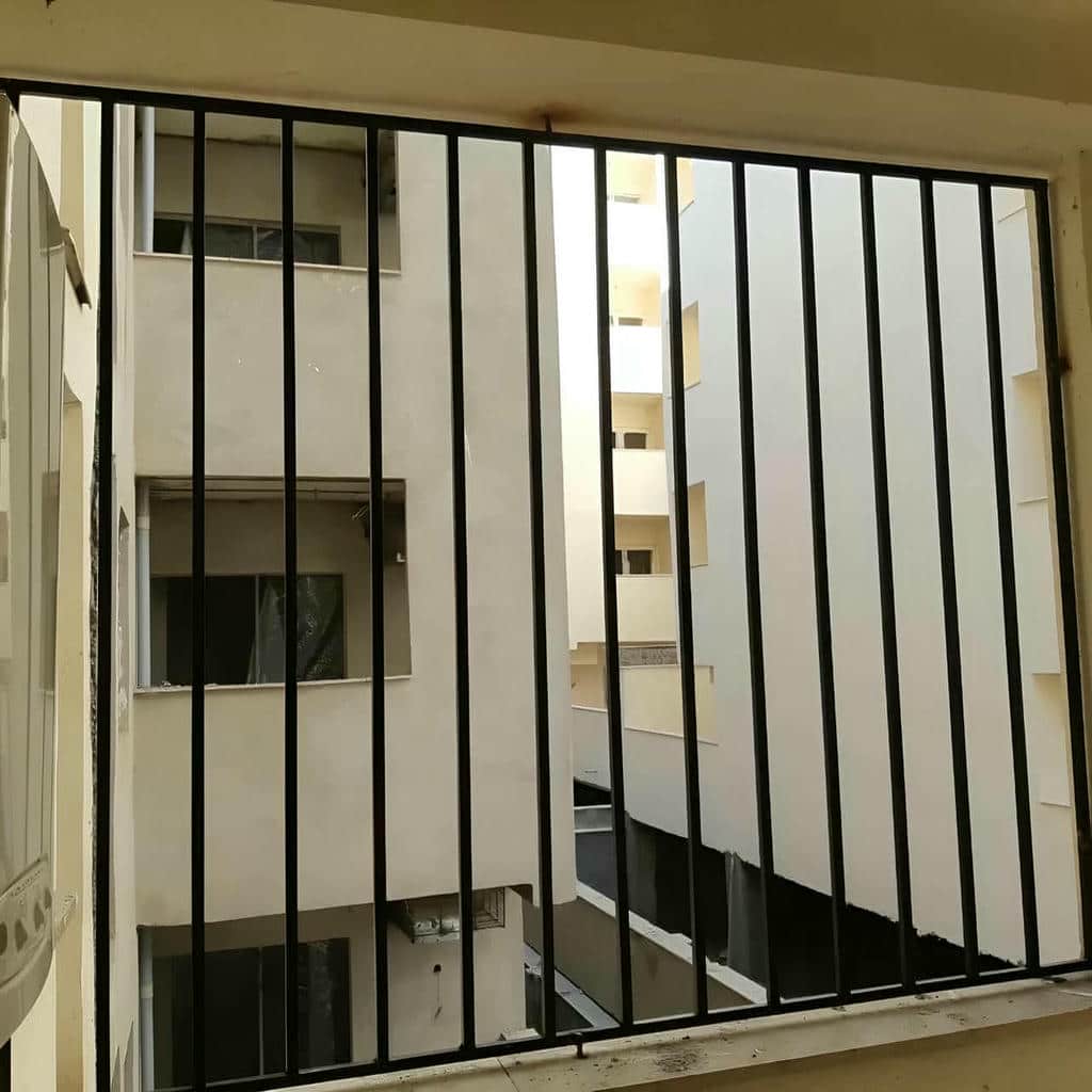 نصب حفاظ پشت پنجره آهنی در بندر دیلم