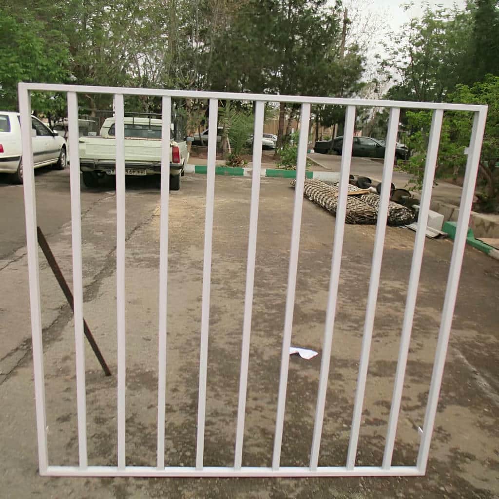 حفاظ پشت پنجره در بندر دیلم