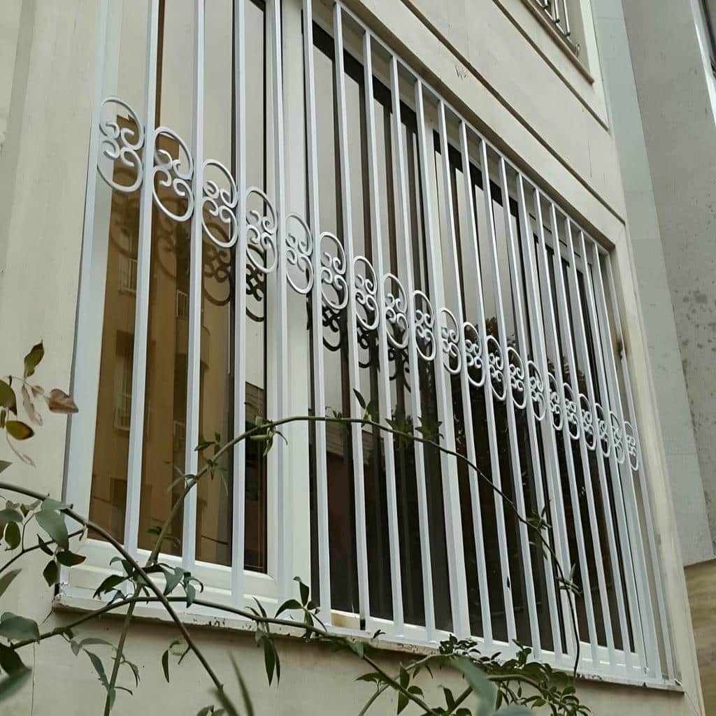 نصب نرده حفاظ پشت پنجره آهنی در اندیشه