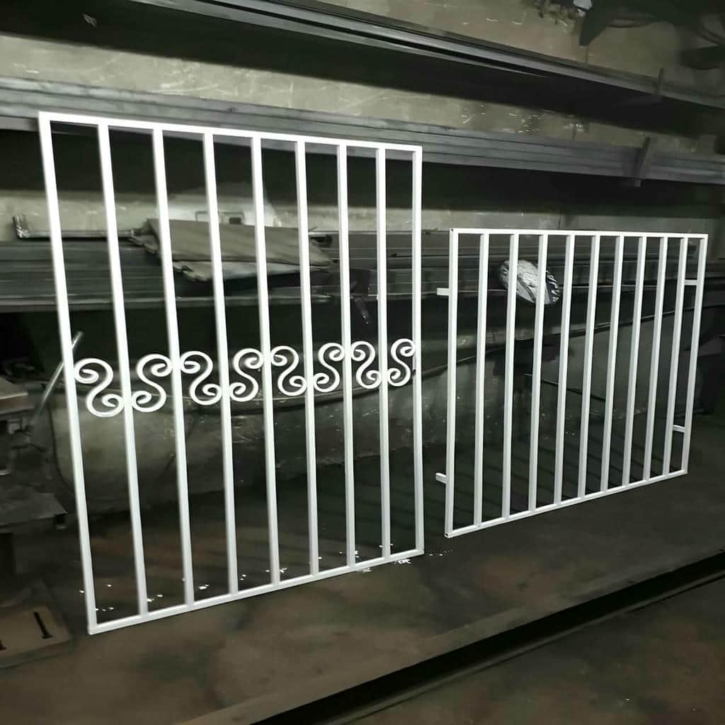 نرده حفاظ پشت پنجره در پردیس