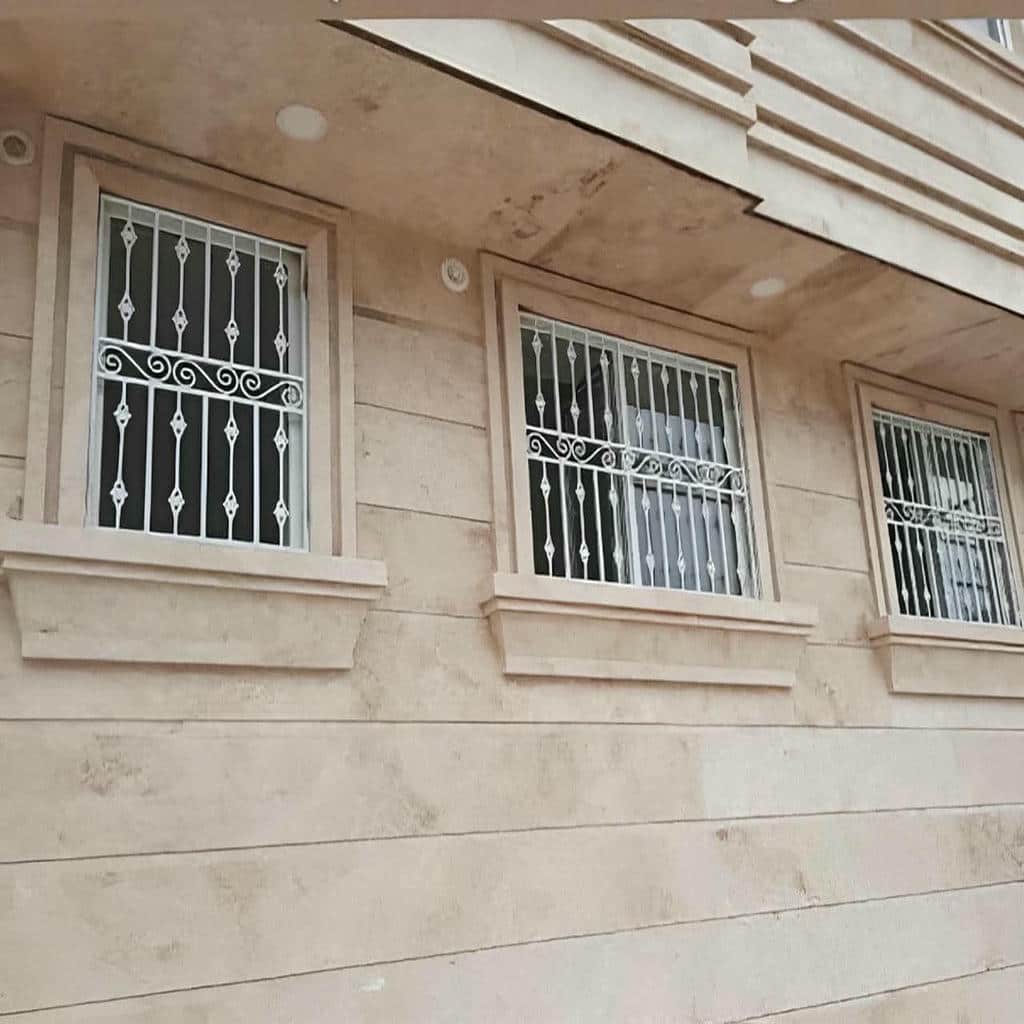 نرده حفاظ پشت پنجره در طالقان