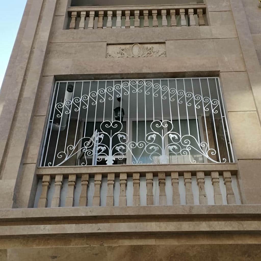 حفاظ پشت پنجره در کمال شهر