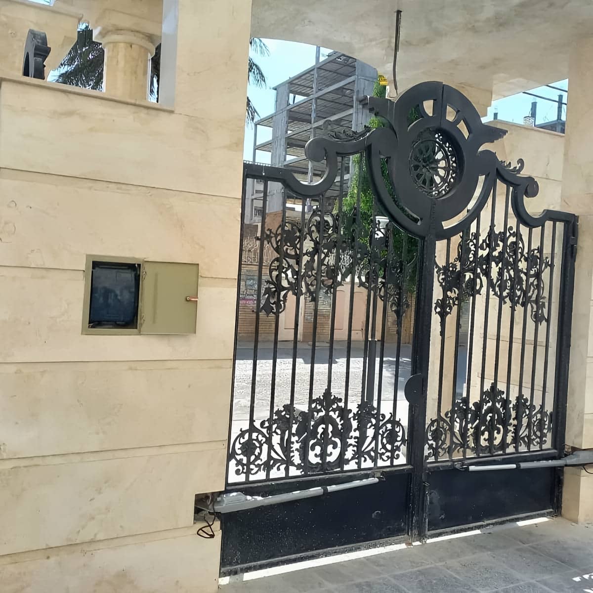 جک درب حیاط در بندر انزلی
