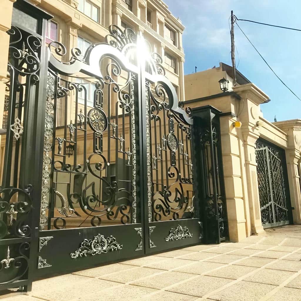 نصب درب پارکینگ حیاط فرفورژه ضدزنگ در کاشان