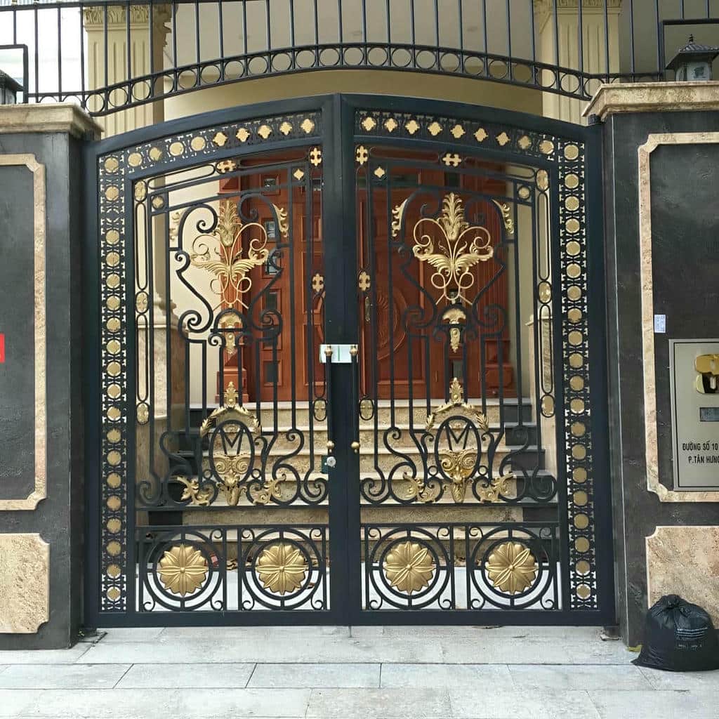 درب پارکینگ حیاط فرفورژه در کاشان