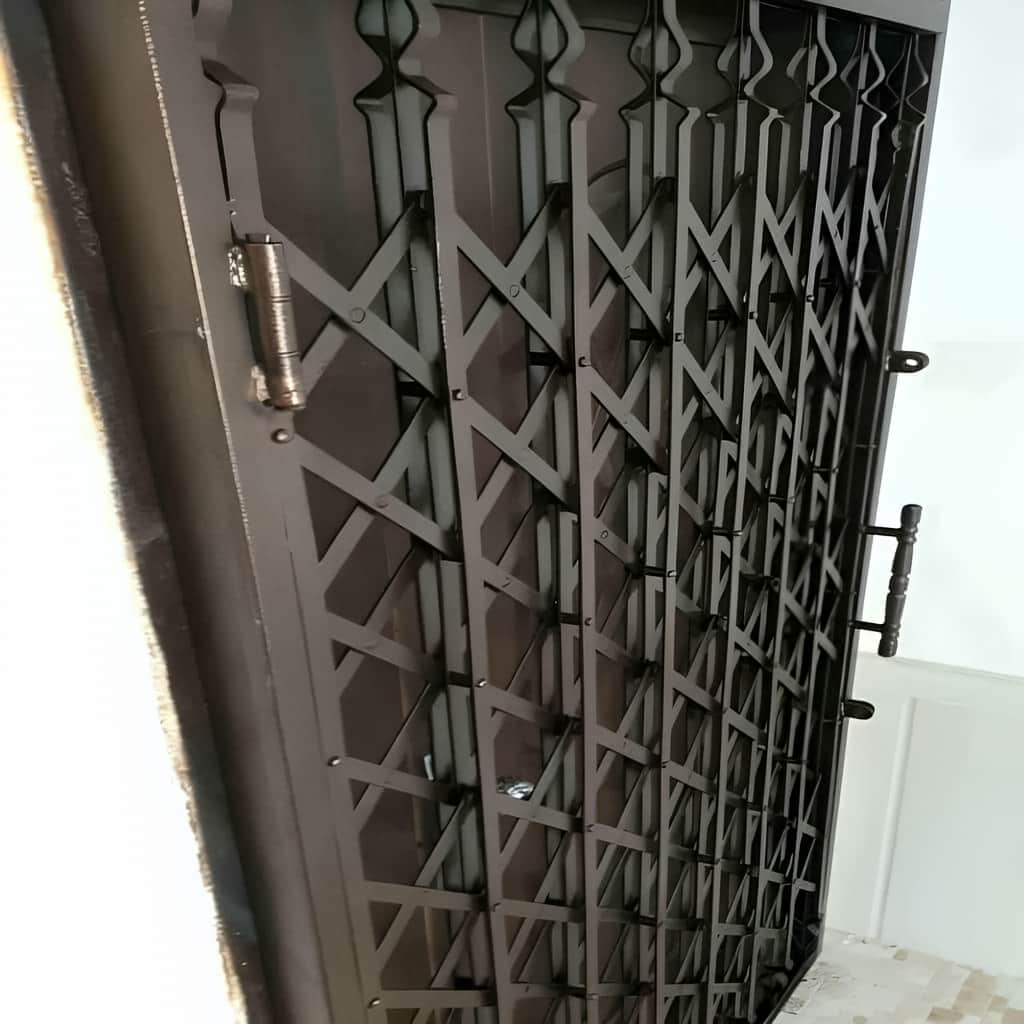 درب آکاردئونی با ریل روان و سازه جمع شونده