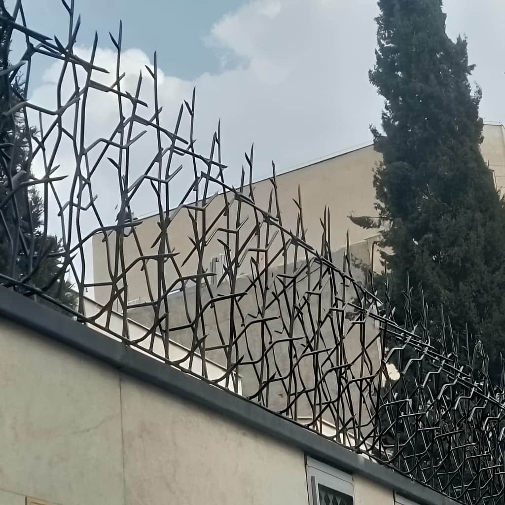 حفاظ شاخ گوزنی خاردار برای دیوارهای ایمن