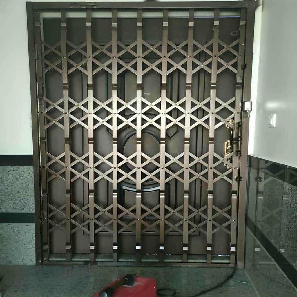 درب آکاردئونی با رنگ مقاوم روی بدنه
