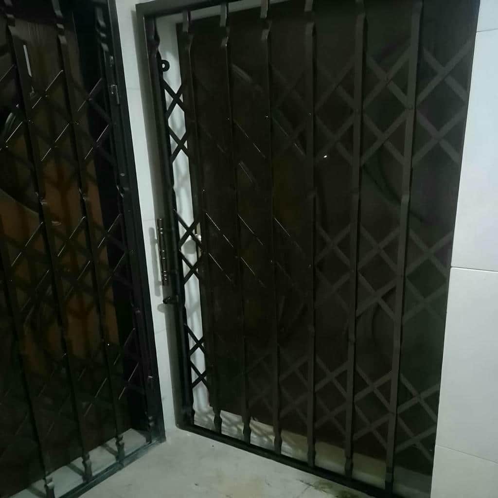 درب آکاردئونی با رنگ مقاوم روی بدنه فلزی