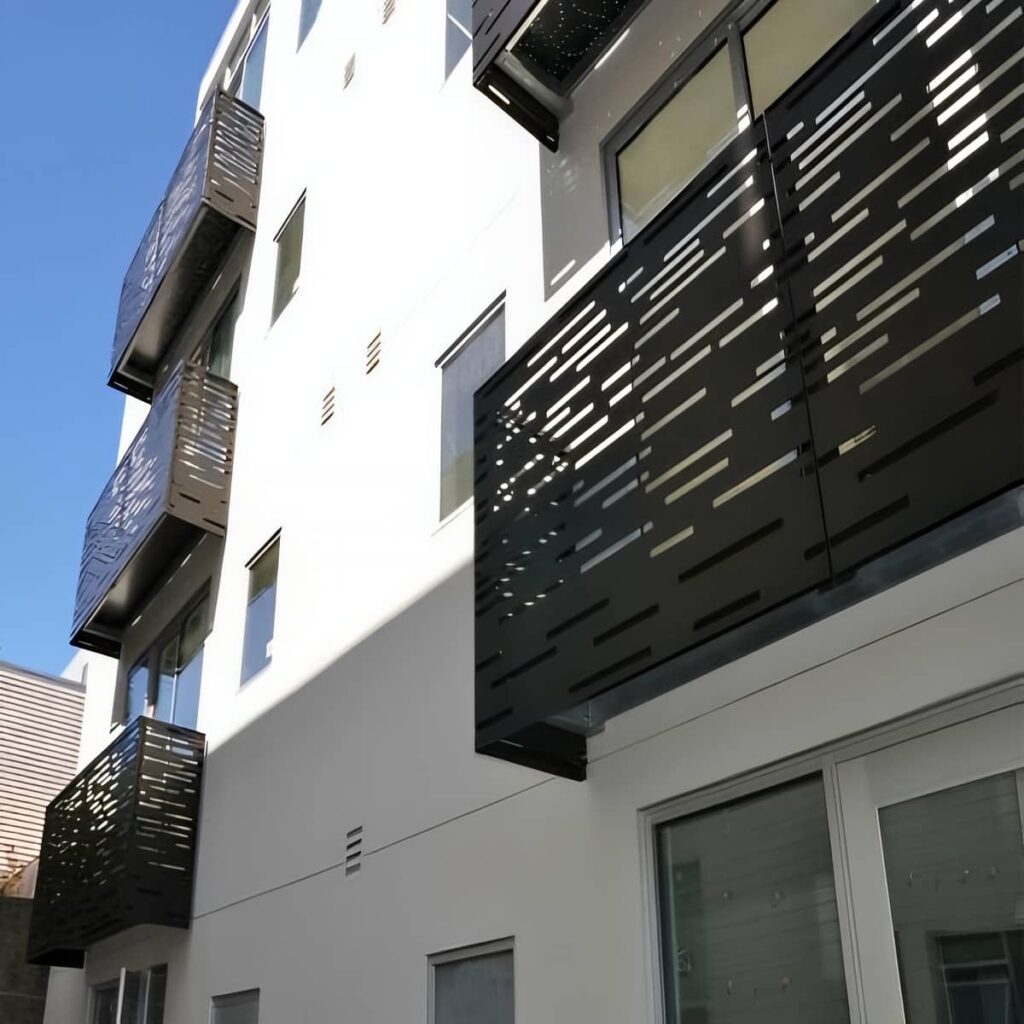 نصب نرده سی ان سی لوکس روی تراس