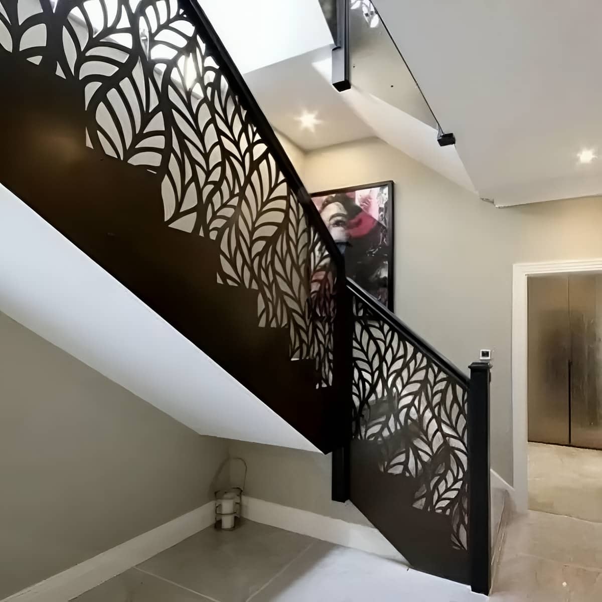 نرده CNC فلزی با فریم محکم دور پنل