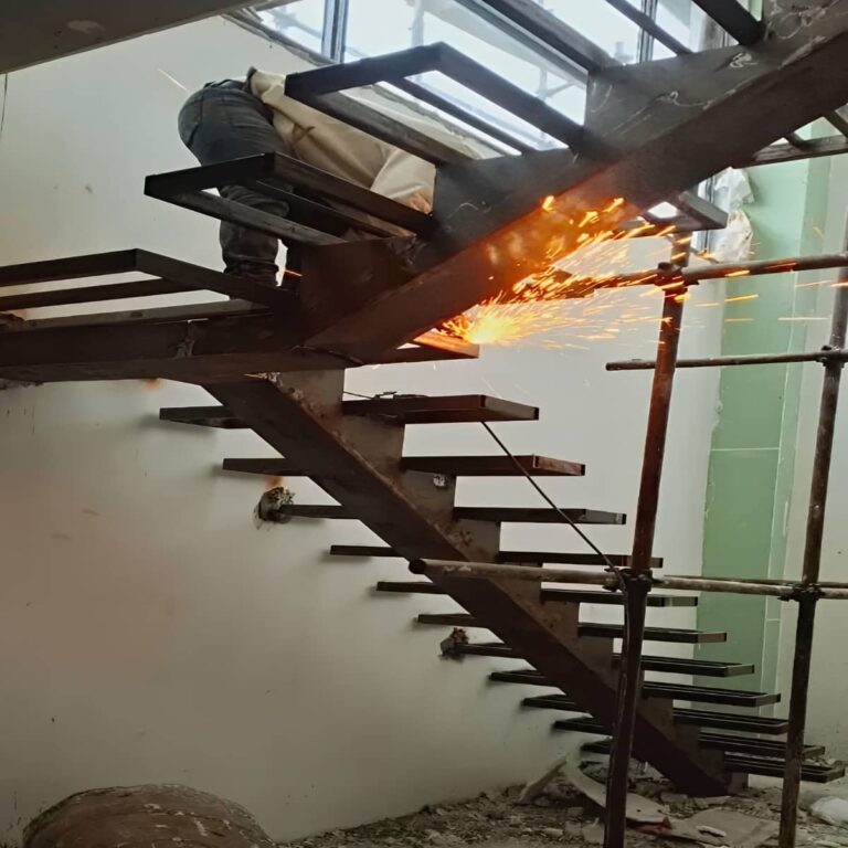 پله آهنی ترکیبی با کف چوبی