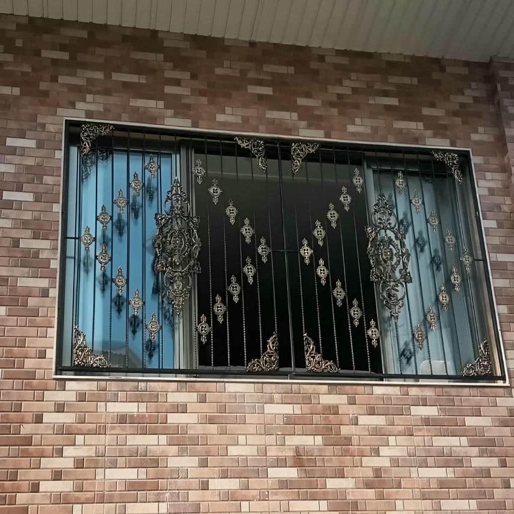 حفاظ پنجره فلزی با رنگ مقاوم روی میله ها