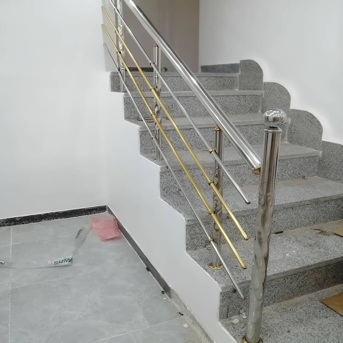 نرده استیل طلایی با جوش پرداخت شده و تمیز