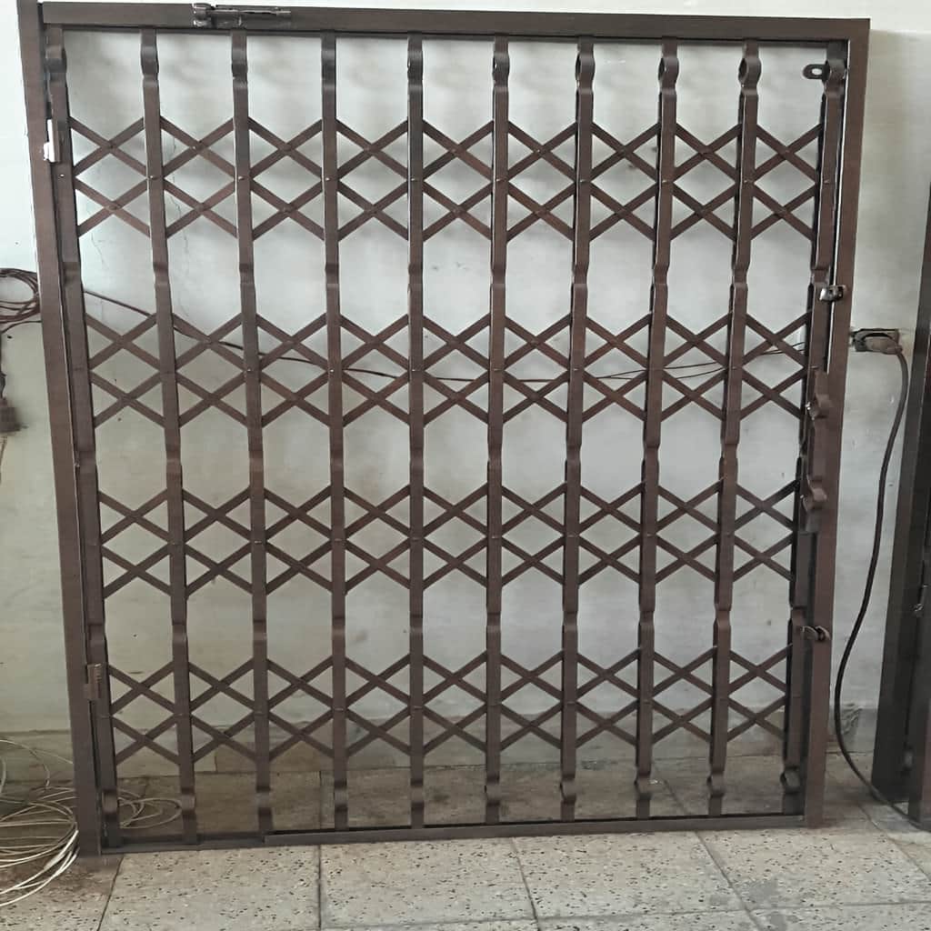 اجرای درب آکاردئونی چهار گل لوزی با ریل روان