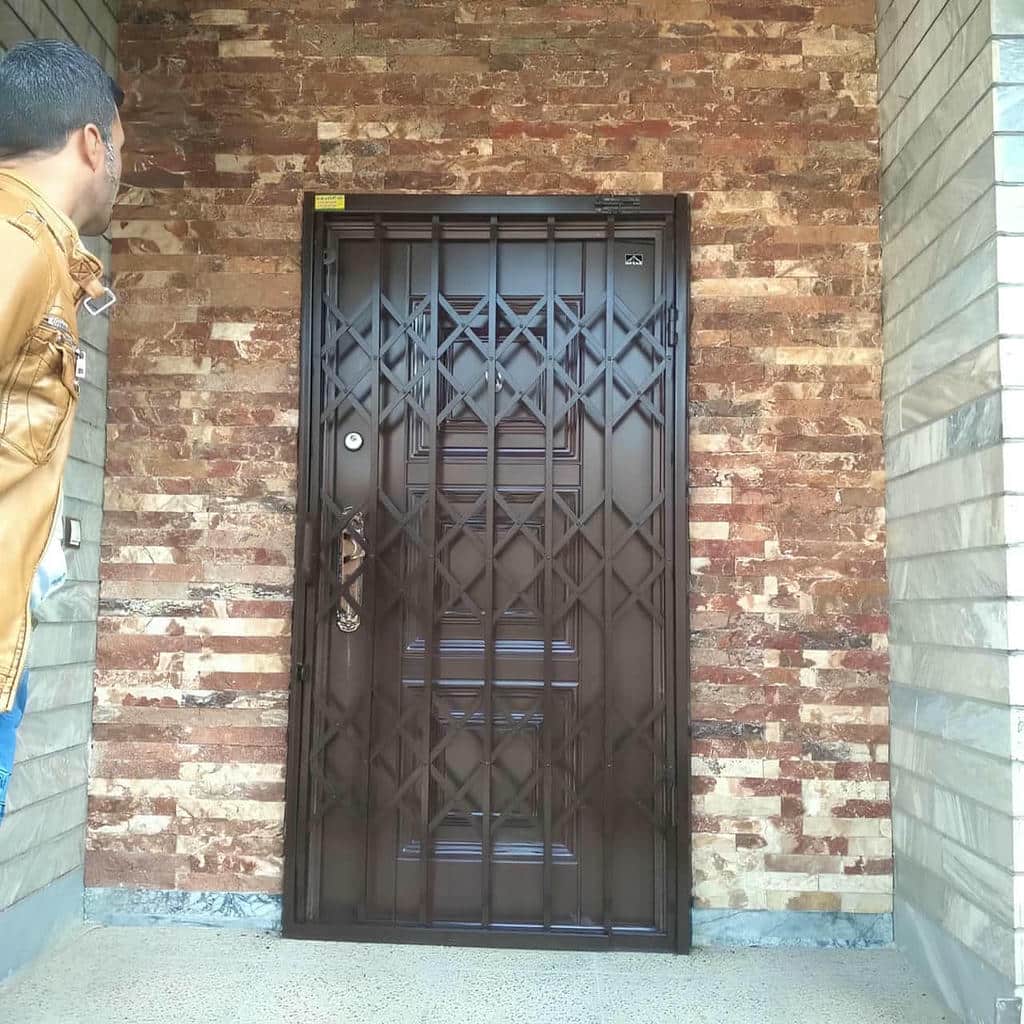 ساخت حفاظ آکاردئونی درب واحد مسکونی با رنگ کوره‌ای