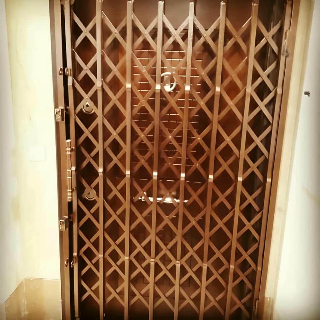 نصب درب آکاردئونی ضد سرقت روی چهارچوب ورودی
