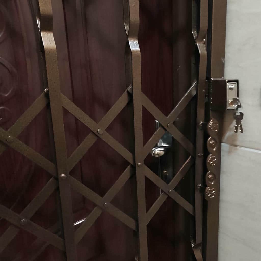 طرح ساده درب آکاردئونی برای واحد اداری