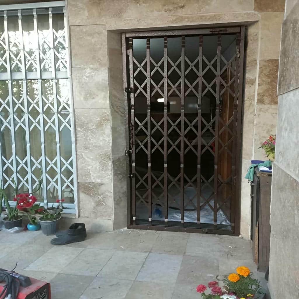نصب درب آکاردئونی برای واحد اداری روی چهارچوب