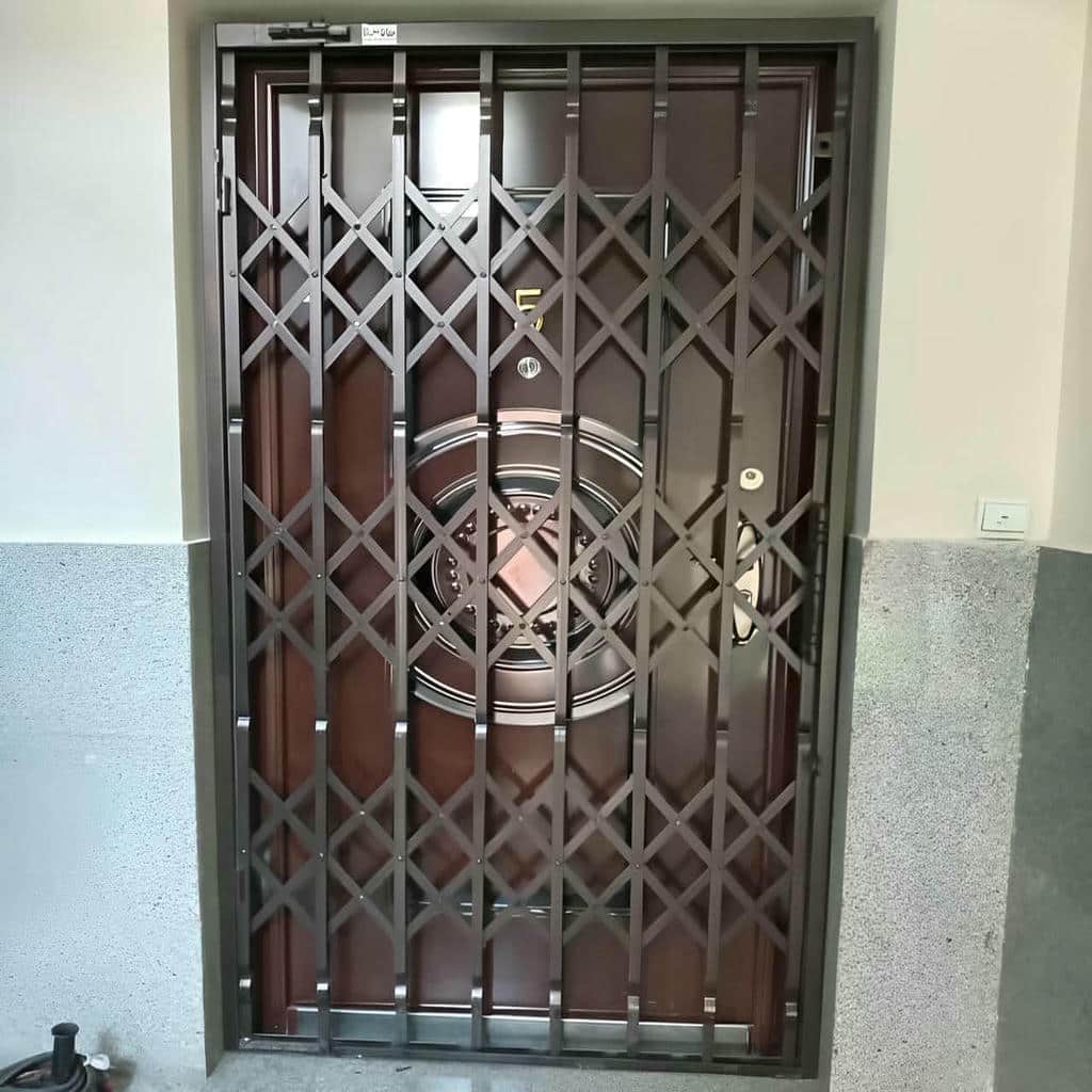 نصب حفاظ آکاردئونی درب واحد مسکونی روی چهارچوب