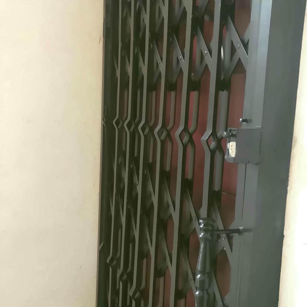 نصب حفاظ درب ضد سرقت فلزی روی چهارچوب