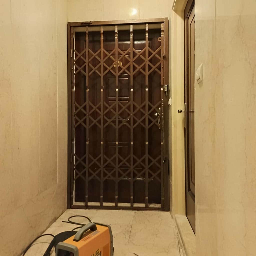 نصب درب آکاردئونی مدرن مشکی روی چهارچوب اداری