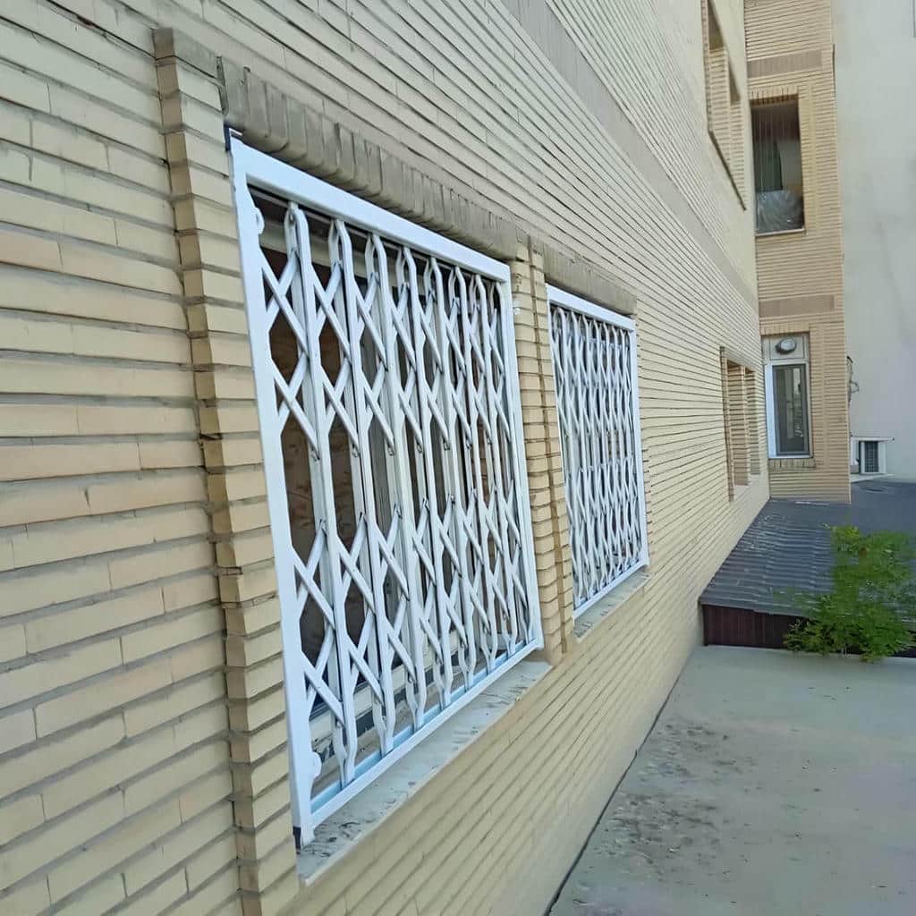مدل ساده درب آکاردئونی سفید طلایی